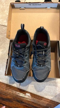 Men’s tennis shoes size 9