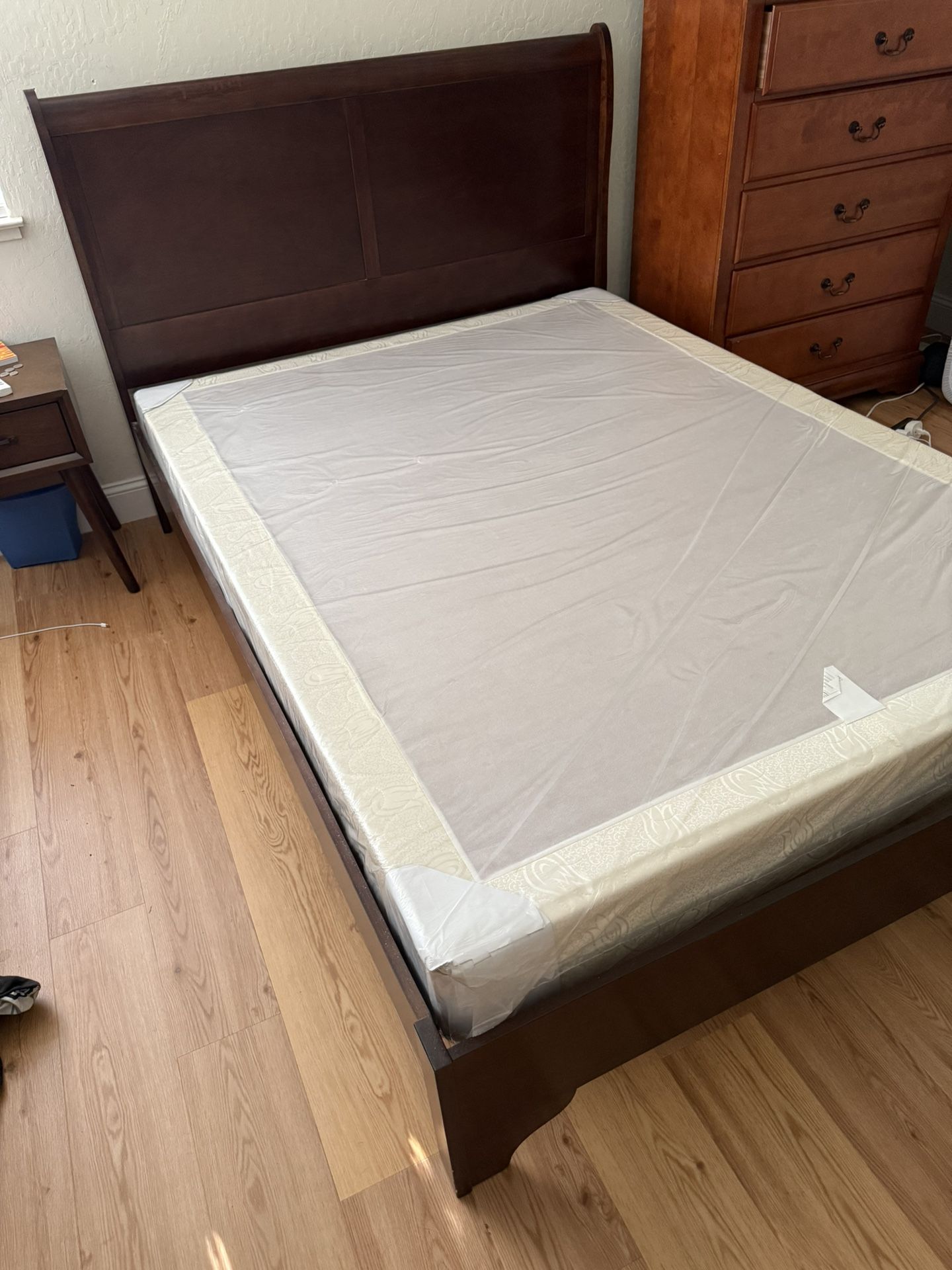 FREE Queen Bed Set – Wooden Frame, Mattress & Box Spring – Must Take All