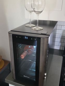 Wine Enthusiast 6-Bottle Wine Cooler – Excellent Condition