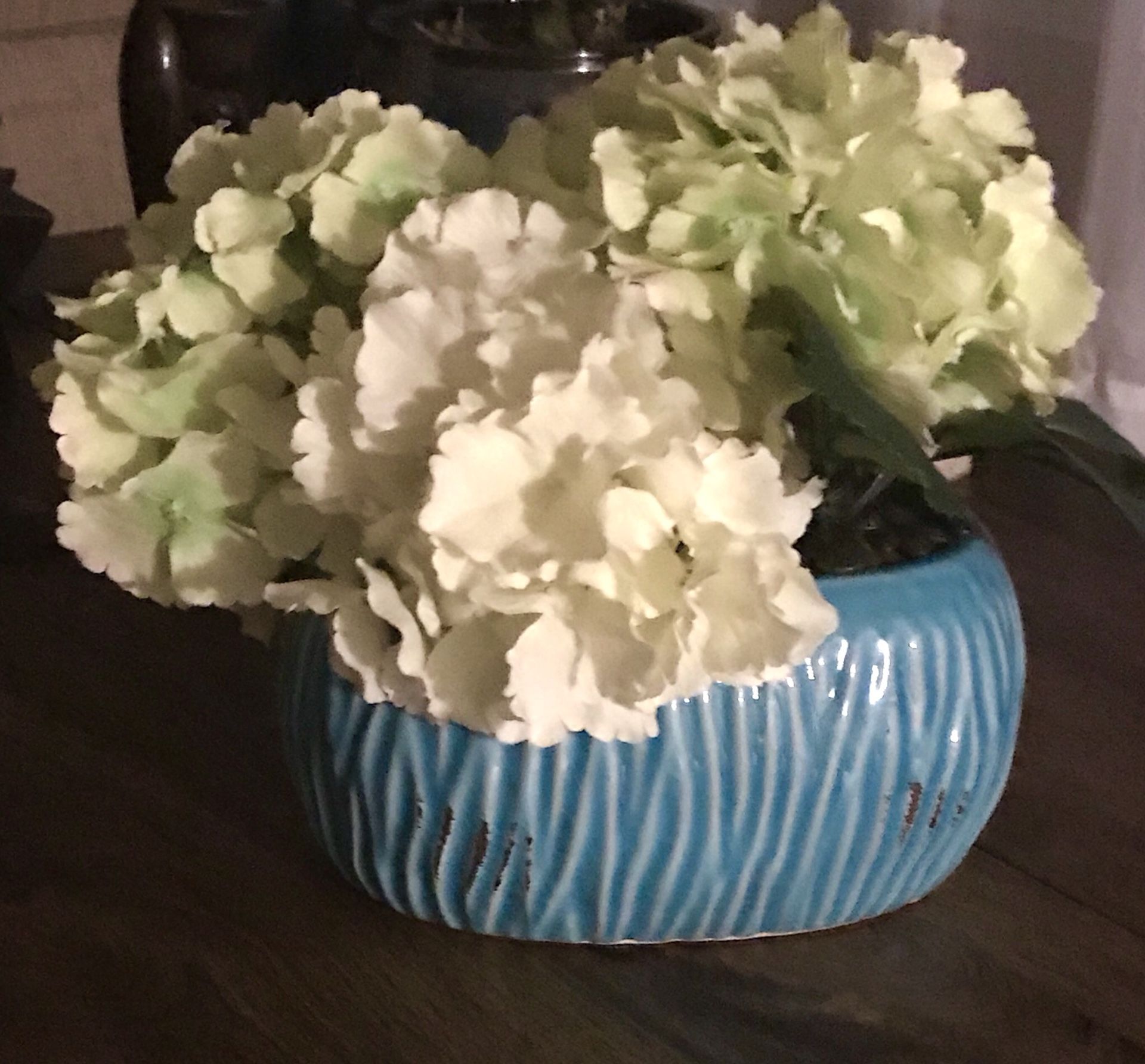Blue ceramic center piece w/decor flowers