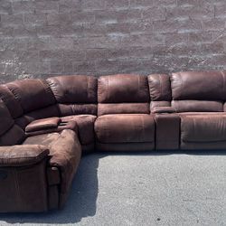 MODULAR SECTIONAL SOFA W 2 POWER RECLINERS, 2 CUP HOLDERS W STORAGE by ROOMS TO GO - delivery is negotiable