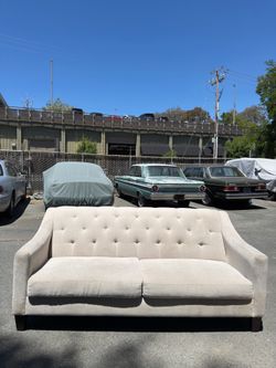 Stylish Modern Sofa • Seats 4 • FREE Delivery within 10 miles from Walnut Creek/Lafayette 🚚📦