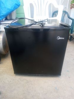 Good midea little fridge like new