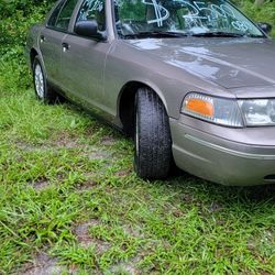 2004 Ford Crown Victoria 