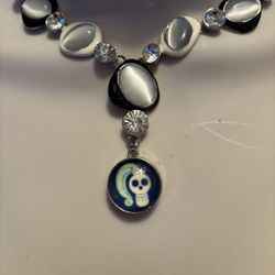 💎💀 Silver Sexy Drop Skull Necklace Alluring Yet Classy💀💎