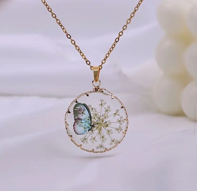 🦋🕊️GORGEOUS GLASS BUTTERFLY CHARM WITH CHAIN🕊️🦋