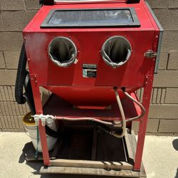 Sandblasting Cabinet With Blasting Media 