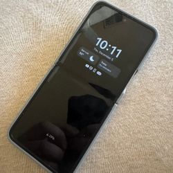 FACTORY UNLOCKED SAMSUNG FLIP 6