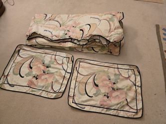 Beautiful comforter decorated with flowers and leaves. With shams and Window curtains