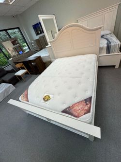 Queen bed frame (FREE 24H DELIVERY AND SETUP)