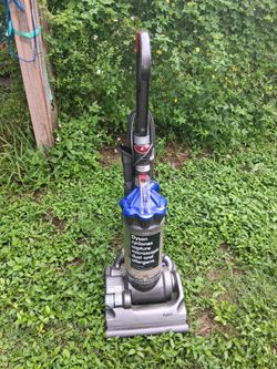 NICE DYSON CANISTER VACUUM