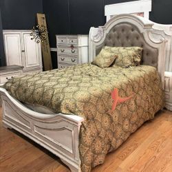 Brand New/ Realyn Chipped White Queen Panel Bed Frame Cama//King Size Available//Mattress Sold Separately,  Financing Options 