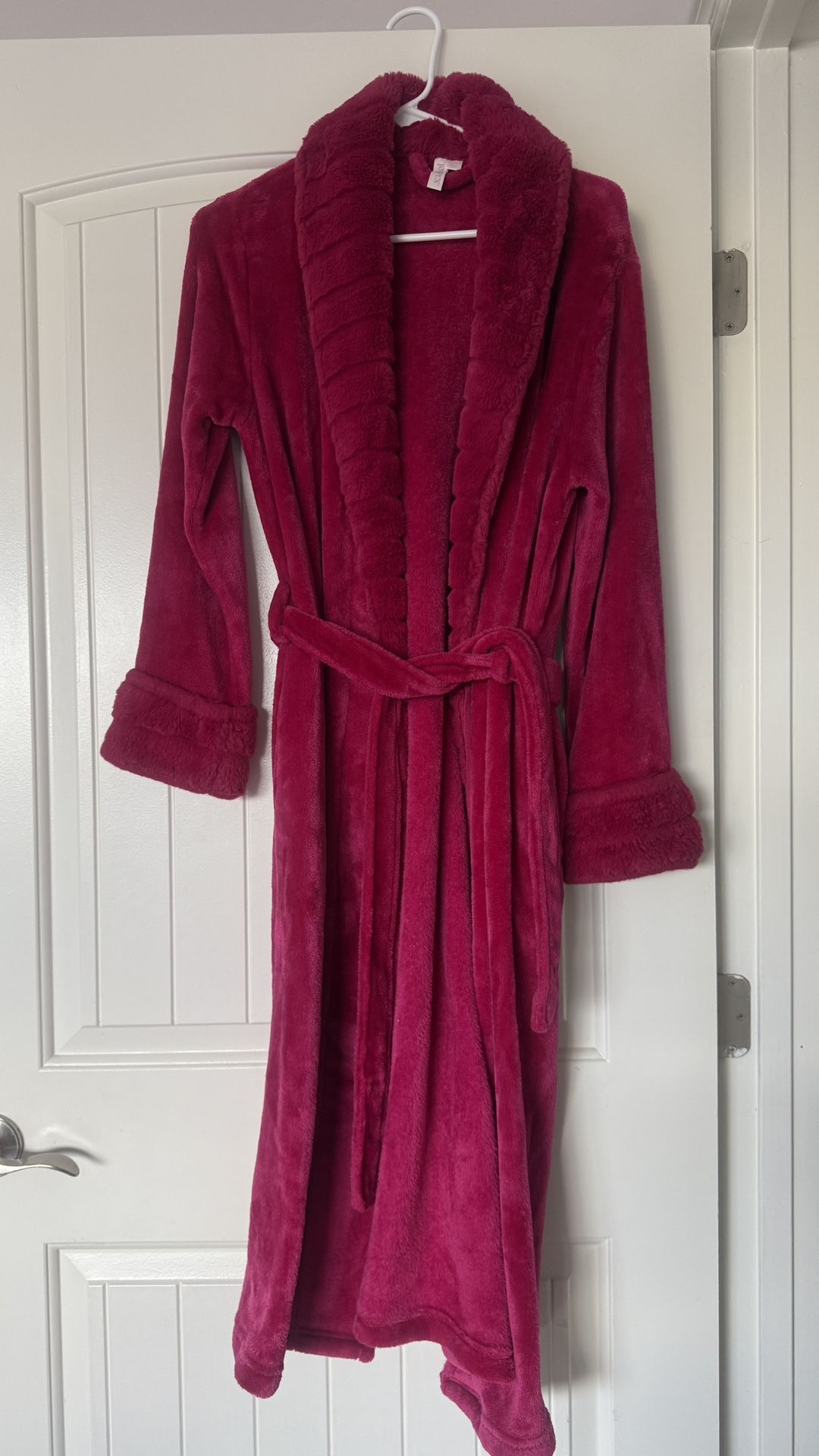 💗 BRAND NEW Plush Fuchsia Long Bathrobe – Ultra-Soft, Cozy, and Luxurious SIZE SMALL 4 to 6