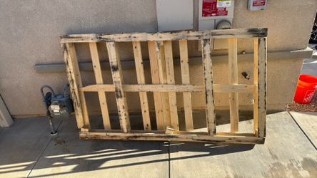 Free wooden pallet