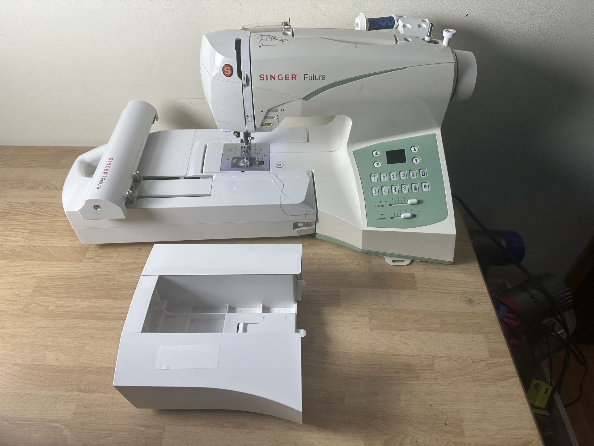 SINGER FUTURA CE-250 COMPUTERIZED EMBROIDERY SEWING MACHINE