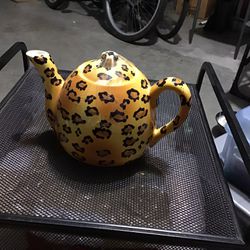 Flower Inc Balloons Ceramic Leopard Tea Pot.  8x5