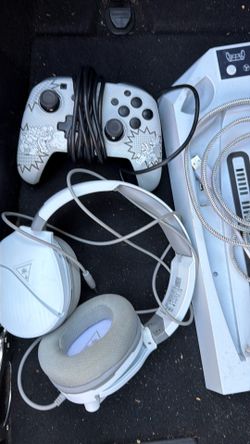 Controller stand and headphone