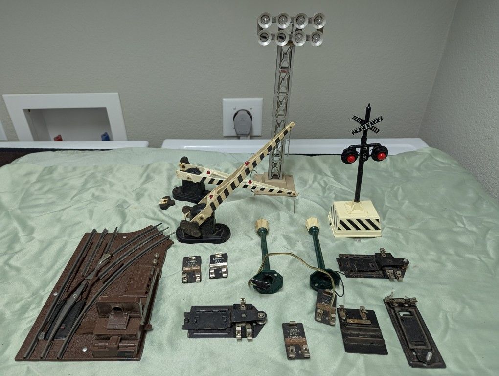Lionel Vintage Accessories, Crossing Guard Switch Track Etc