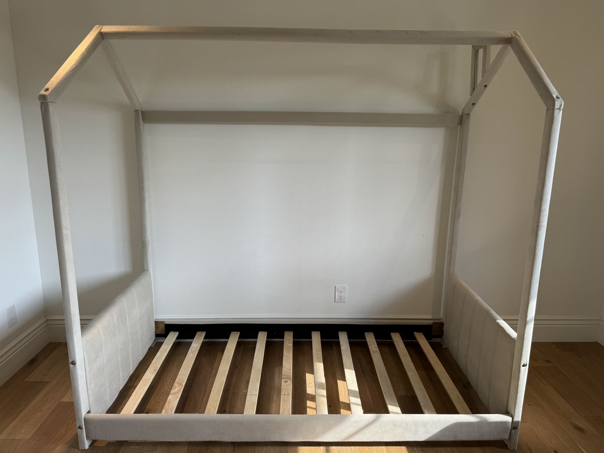 Twin Size House Bed In Great Condition 