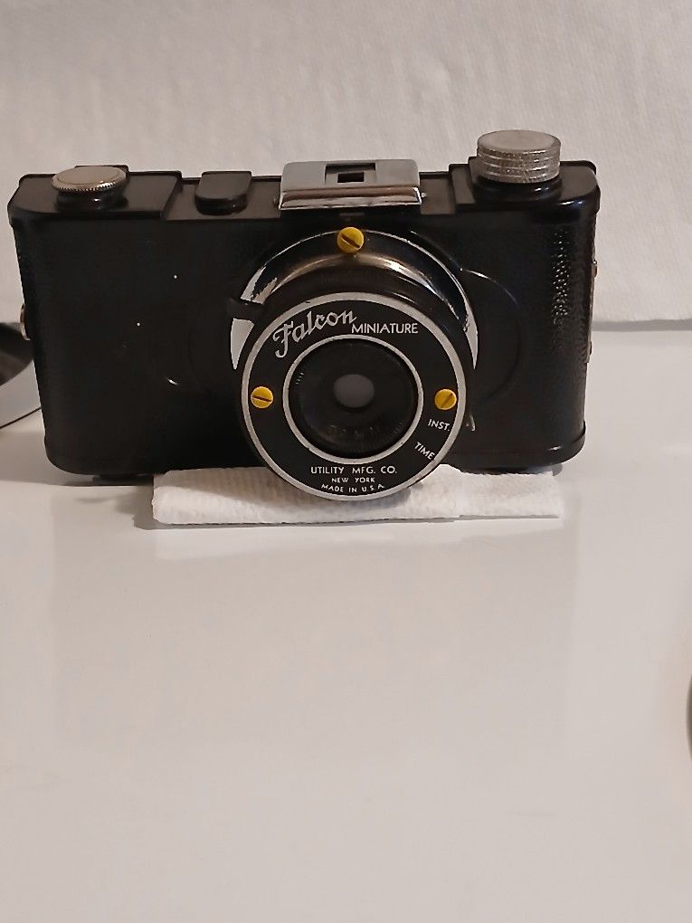 2 VINTAGE CAMERAS