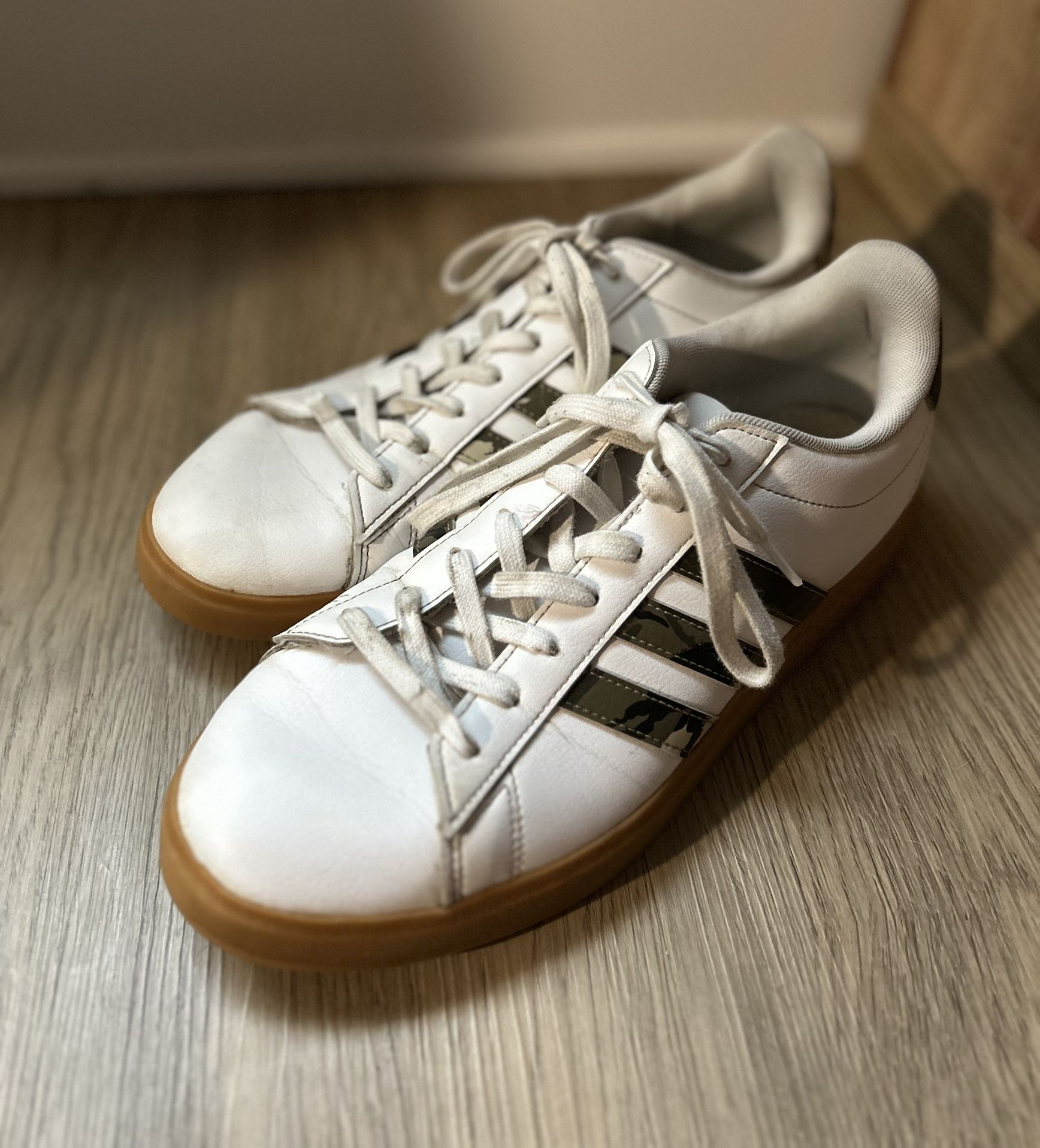 Adidas White Camo Stripe Sneakers – Men’s Size 11 – Clean & Stylish