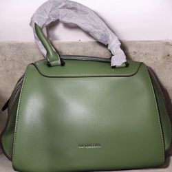 green handbag is identified as a Su Queena brand bag