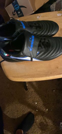 Soccer shoes