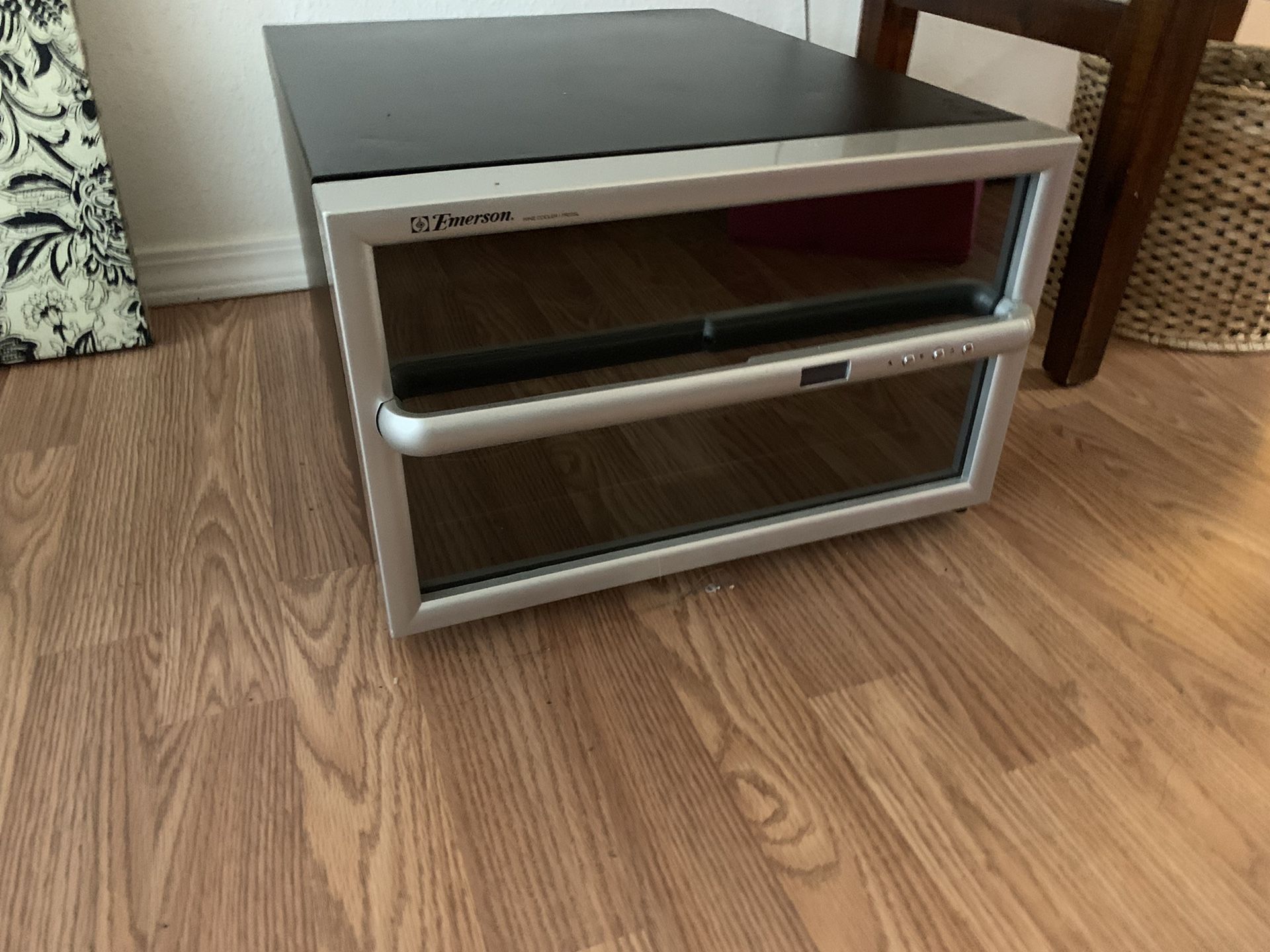 Wine cooler / mini fridge