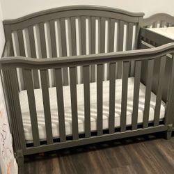 Berkley Baby Crib/Changer Attached 