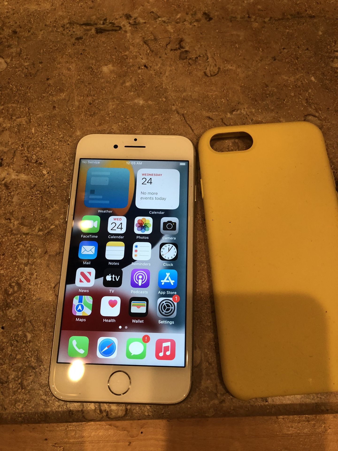 iPhone 7 Silver 32GB, Unlocked! Yellow Case! And Original Box!