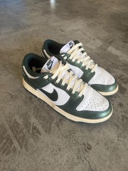 Nike dunk low women’s VINTAGE GREEN SIZE 8