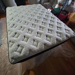 💤 Helix Luxe Midnight – Queen Mattress (Like New)
