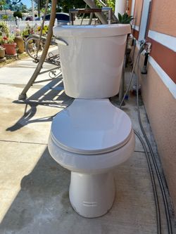 17-inch tall toilet, in good condition and clean. See photos