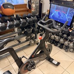PELOTON BIKE  ORIGINAL  PELOTON  MODEL IN  GREAT  CONDITION : READY  TO  GO  / COMES  WITH  3LB.  DUMBBELLS 
   °•°  ALSO AVAILABLE : RUBBER DUMBBELLS