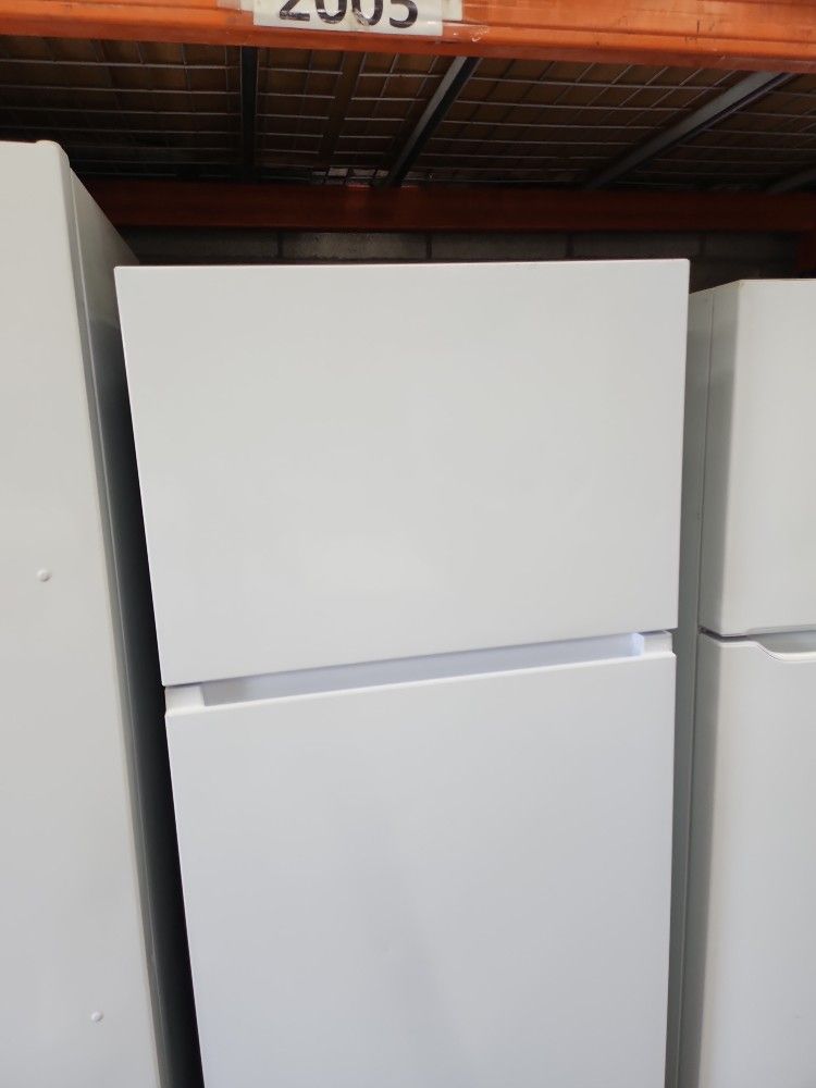 Mora 18 Cu Ft Refrigerator Top Freezer White New