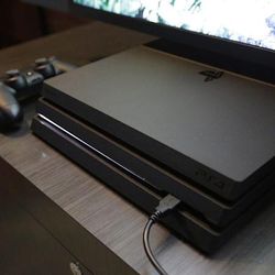 PS4 PRO HD FULL 4K 1TB IN VERY GOOD CONDITION VERY LITTLE USE, CABLES AND CONTROL INCLUDED