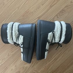 Mens Size 9 Fur Boots 60$