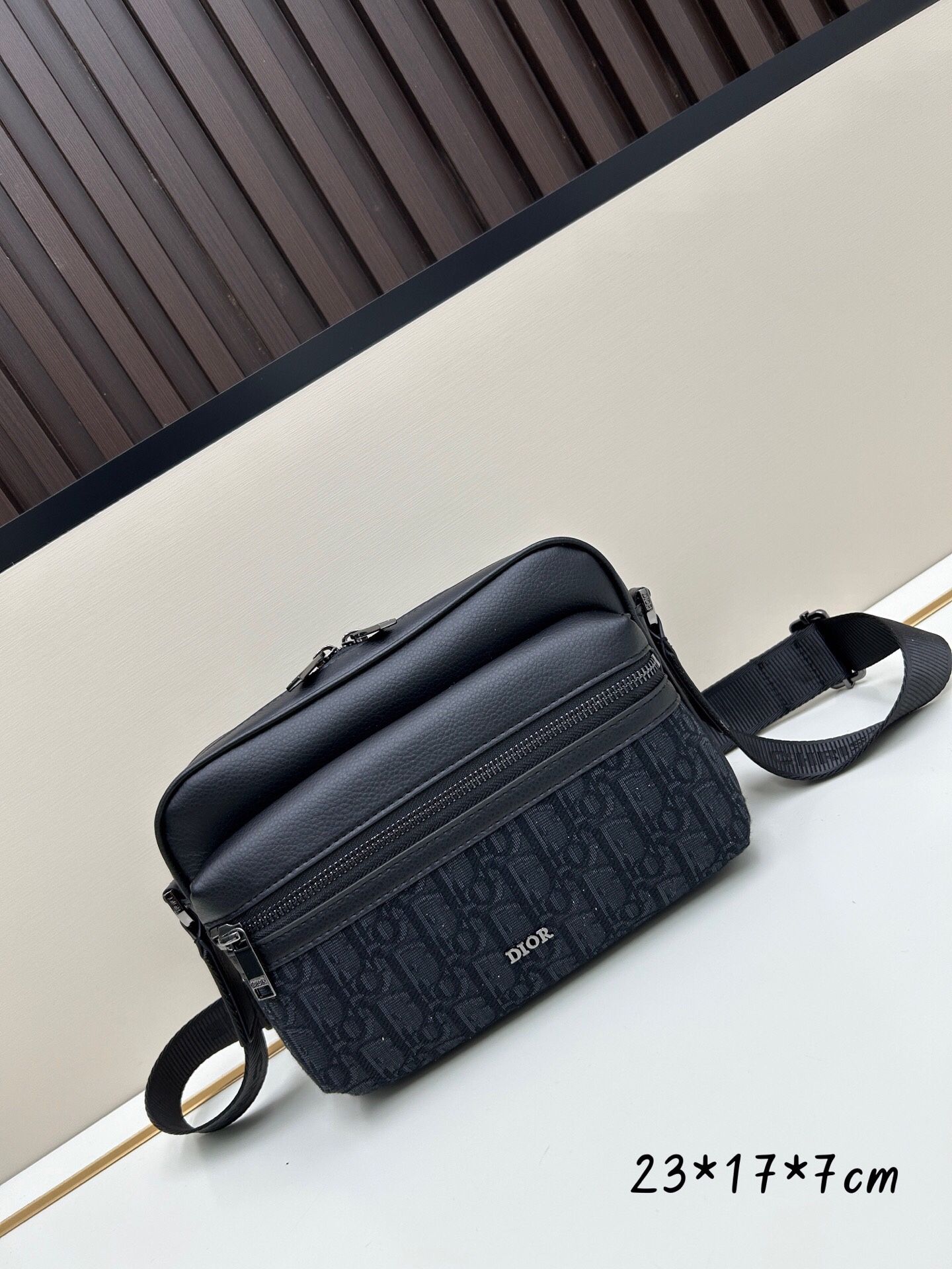 A classic retro versatile shoulder bag