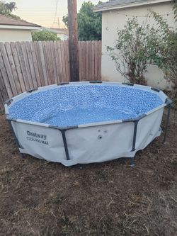 10 × 10  pool with filter  in good condition no rips/need a good cleaning/ still have box /taking Offers