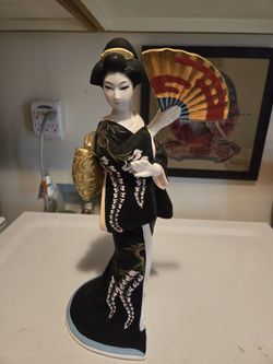 Stunning Hand Painted Ceramic Japanese Geisha Girl Statue 