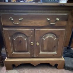 Beautiful Thomasville Solid Wood Night Stand Or End Table 