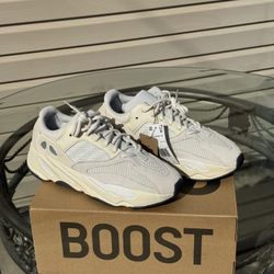 Adidas Yeezy Boost 700