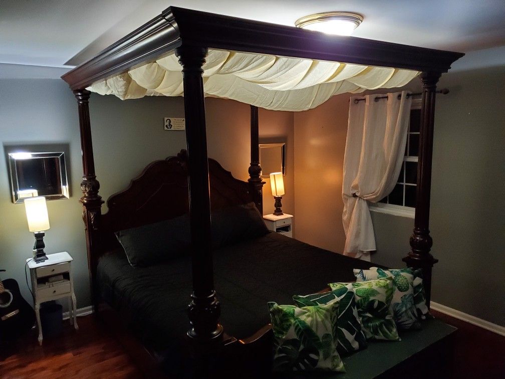 Canopy bed