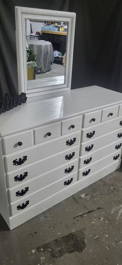 Beautiful Farmhouse 8 Draws With Mirror, Solid Wood  Excellent Condition. Solid Wood Drawd slide easily