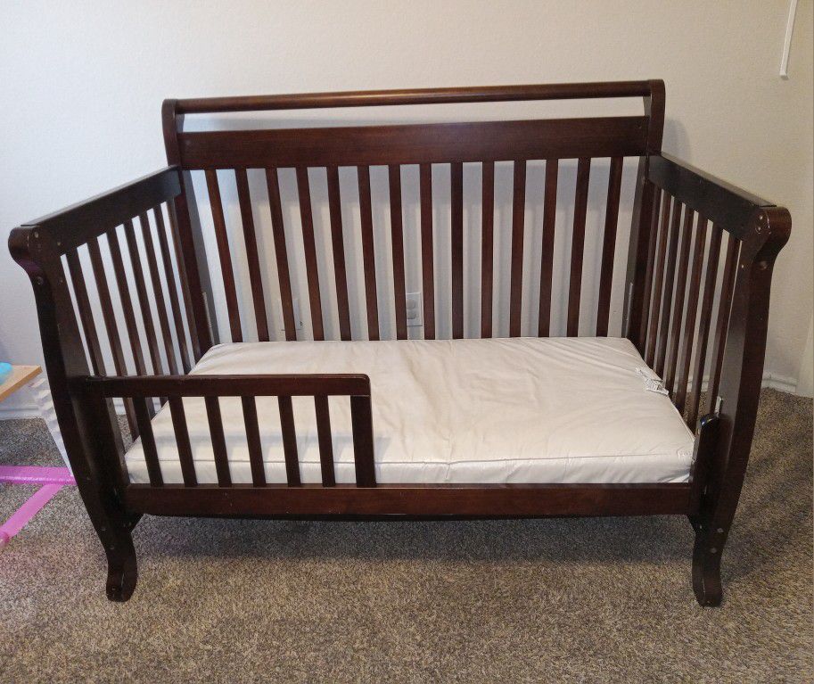 Convertible Crib To Full Size Bed And Changing Table