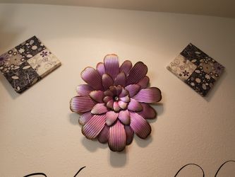 Like new 3 piece wall decor. The flower is medal!