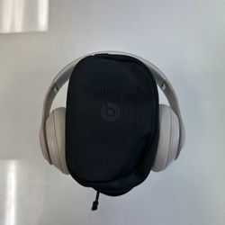 Beats Studio Pro Beige Excellent condition with Apple Care Plus