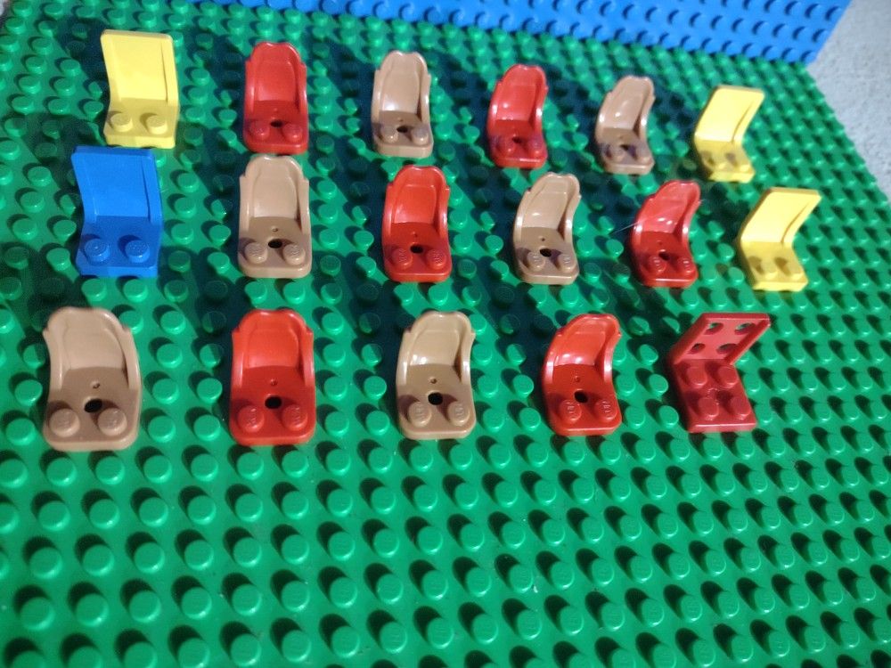 17 Lego Mega Bloks Minifigures Chairs 🪑