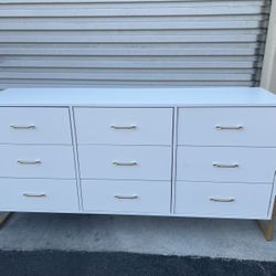 Modern 9 Drawer Dresser with Metal Legs, 61.4" Large Dressers & Chests of Drawers Storage Tower Organizer for Bedroom, Living Room, White