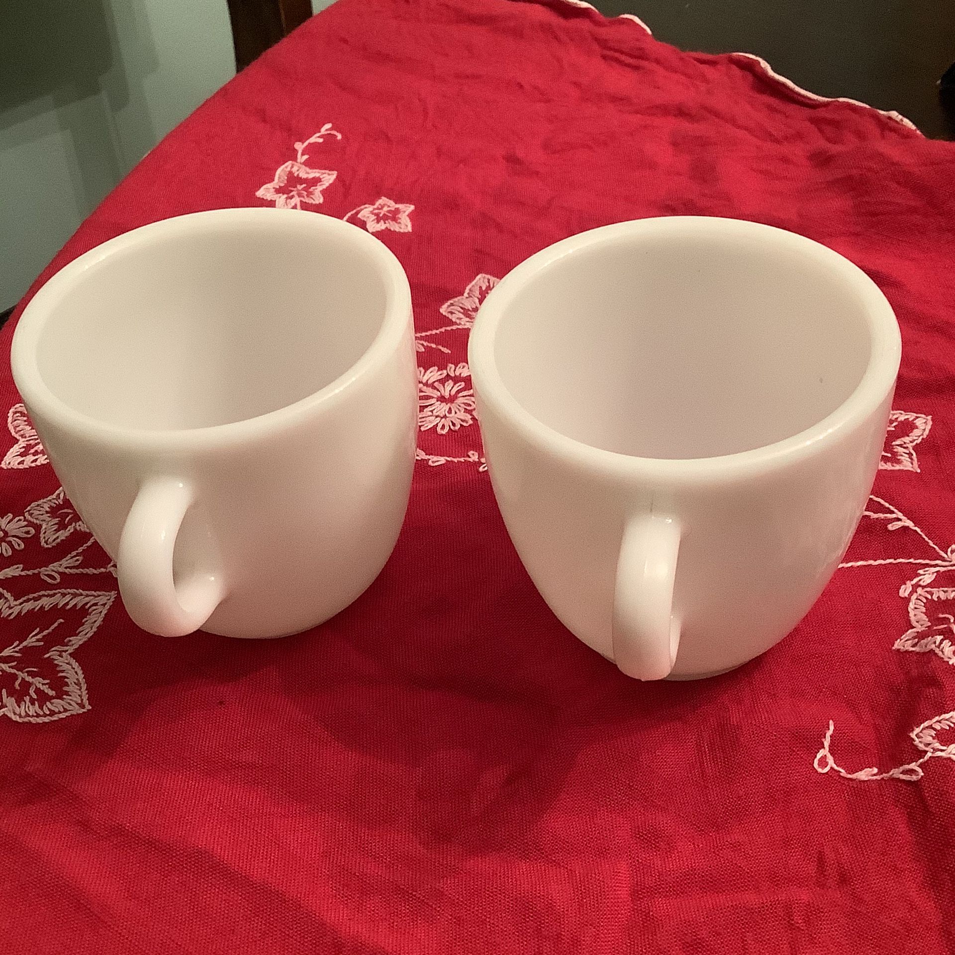 Set of two vintage Pyrex mugs.